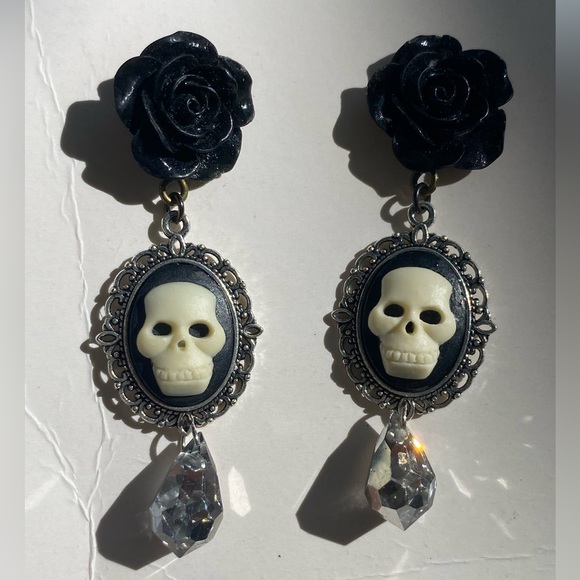 Crystal tear drop cameo skeleton skull black rose earrings charming delicate - Picture 3 of 4